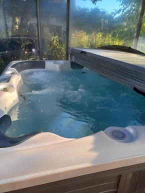 Bas de villa, 2 terrasses, piscine, SPA, sauna...
